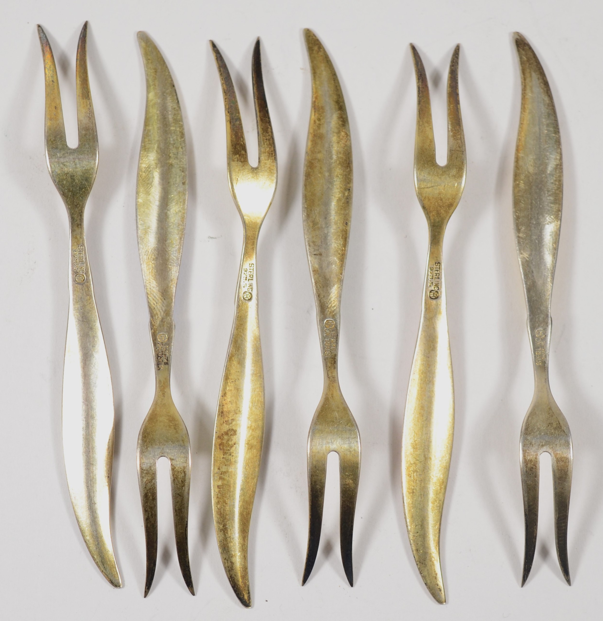 Ottar Hval, a Norwegian silver gilt and enamel set of six pickle forks, Oslo, c.1960's, each with - Bild 2 aus 2