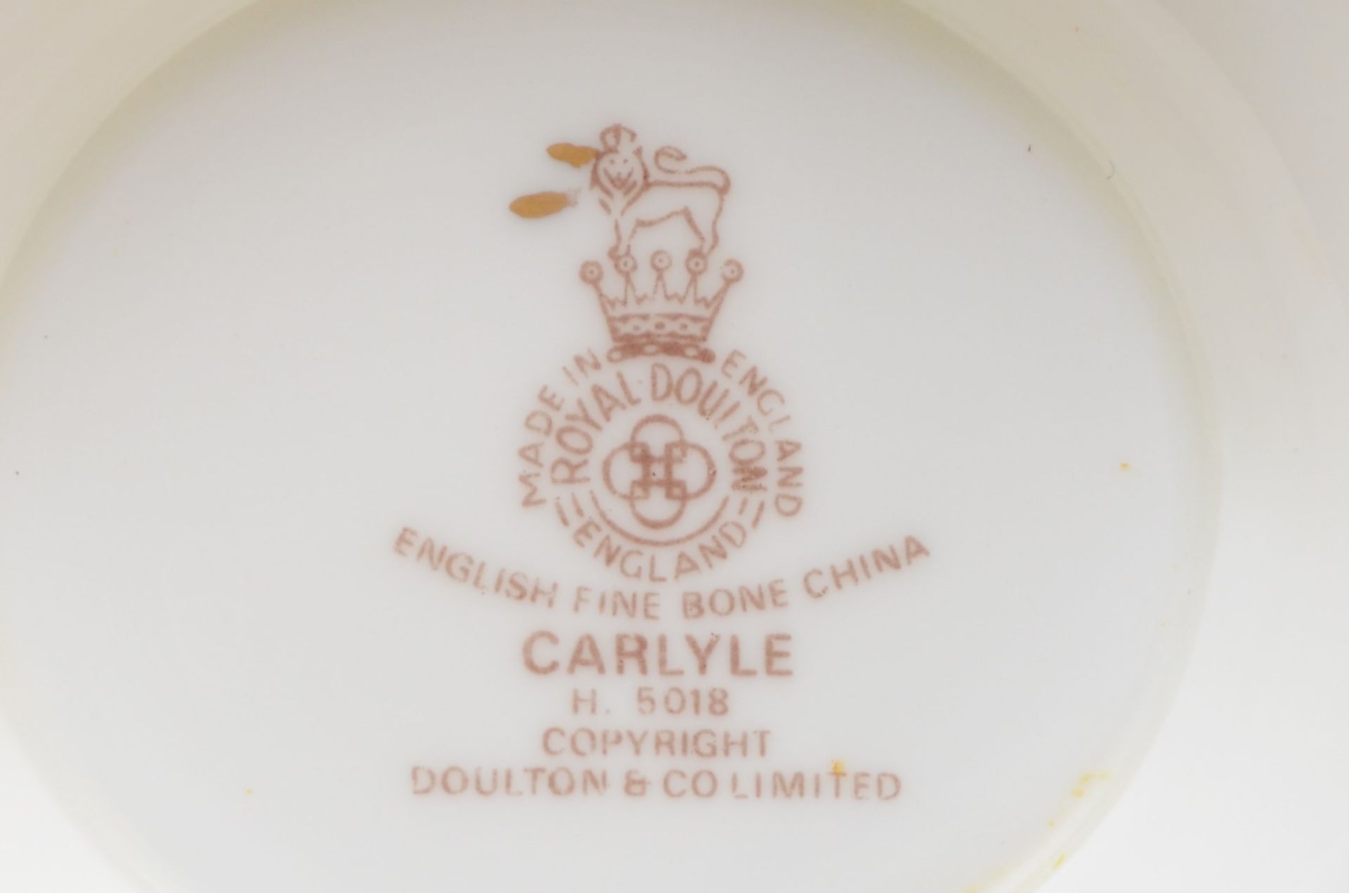 Royal Doulton Carlyle (H5018) pattern part dinner and tea set comprising of eight 27cm diameter - Image 4 of 4