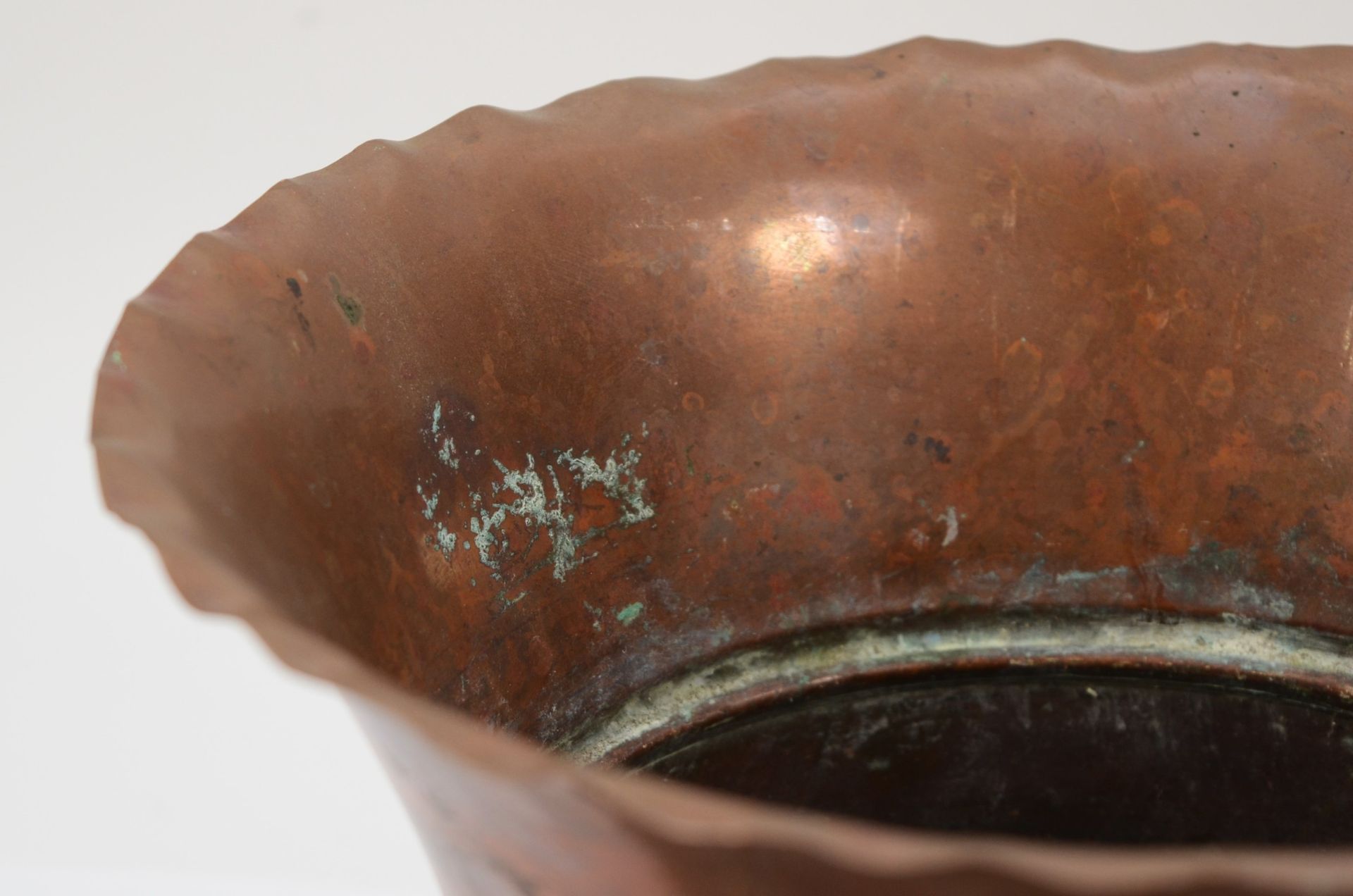 An early 20th century hammered copper waisted cache pot/jardinière, with crimped rim and stylised - Image 3 of 4