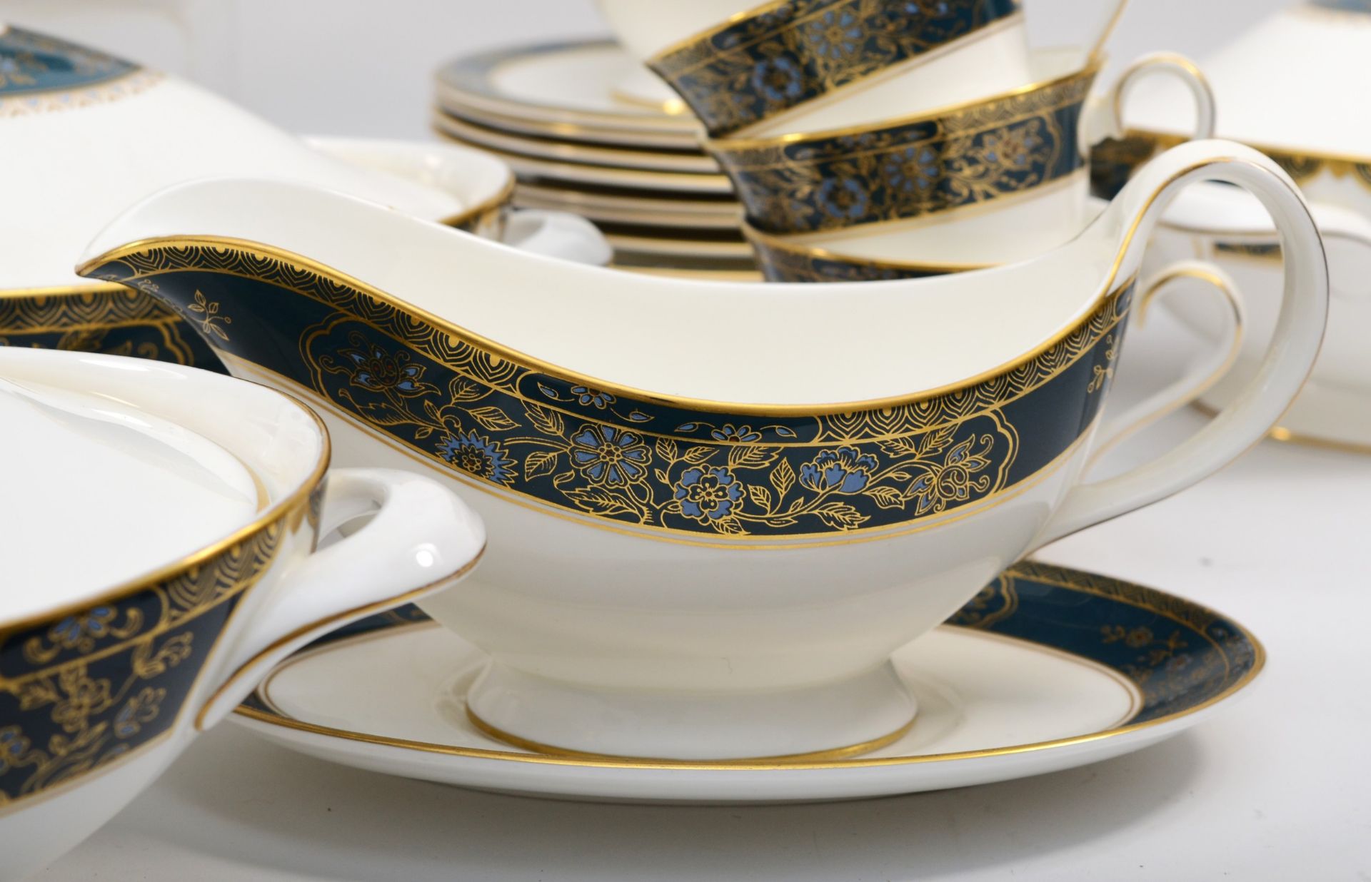 Royal Doulton Carlyle (H5018) pattern part dinner and tea set comprising of eight 27cm diameter - Image 3 of 4