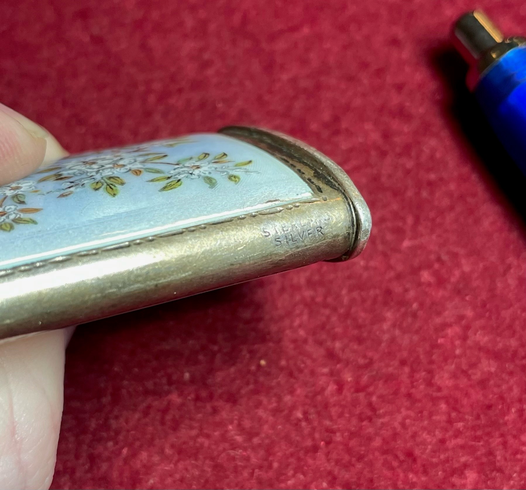 A Ronson silver and enamel petrol lighter, stamped STERLING SILVER, with guilloche enamel blossom - Bild 4 aus 4
