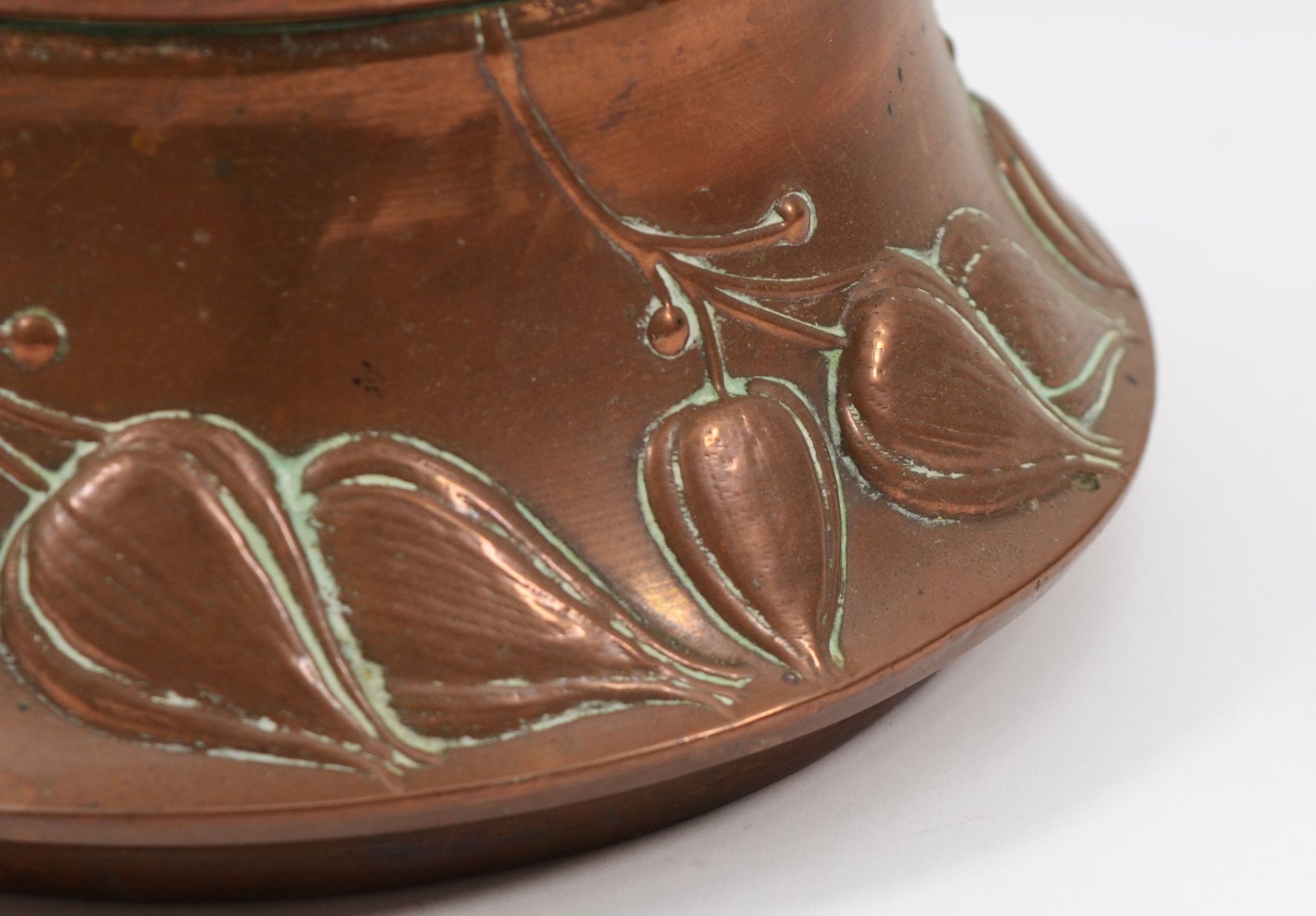 An early 20th century hammered copper waisted cache pot/jardinière, with crimped rim and stylised - Image 2 of 4