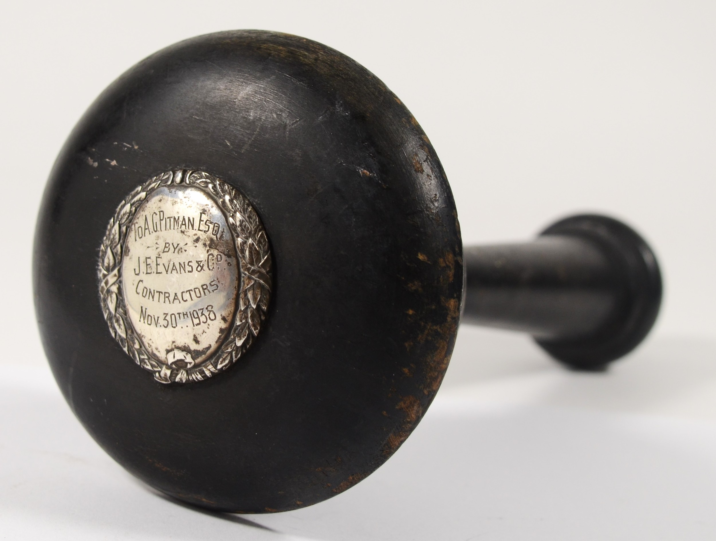 A silver mounted ebonised wood hammer, inscribed " To A.G. Pitman esq, by, J.E. Evans & Co., - Bild 2 aus 2