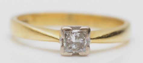 An 18ct gold princess cut cut single stone diamond ring, stated weight 0.27cts, colour estimate G/H,