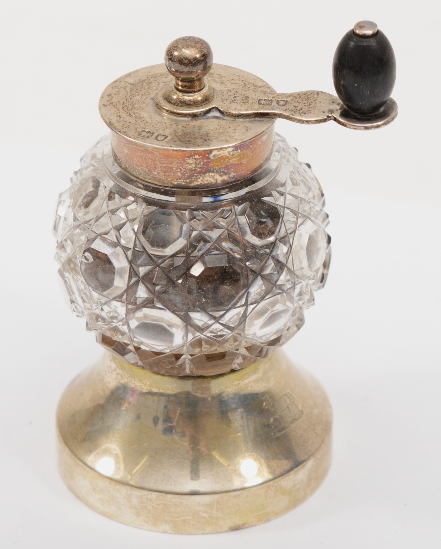 A Victorian silver and cut glass pepper grinder, by Heath & Middleton, London 1896, 10cm - Image 2 of 3