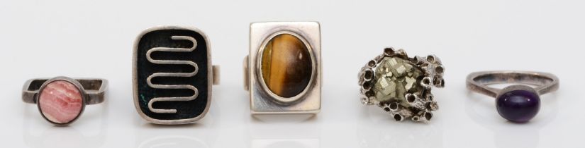 Five silver Modernist gem set rings to include a textured pyrite example, L-M, 44gm.