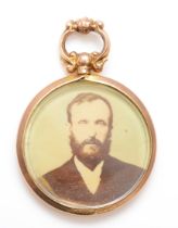 An Edwardian 9ct gold framed photograph locket, Birmingham 1909, 27mm, 5.2gm.