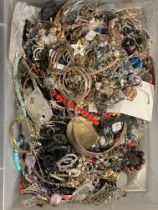 Approximately 10kg of costume jewellery.