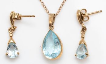 A 9ct gold pear cut topaz pendant, on 9ct chain, 19mm, together with a matching pair of drop