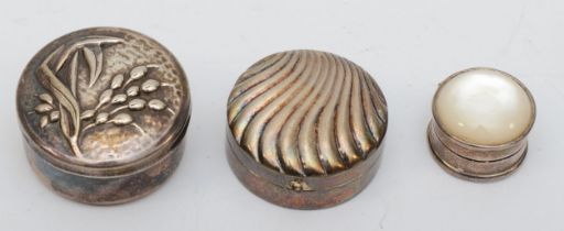 Three silver pill boxes to include a mother of pearl topped example, London 1994, 30gm.