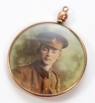 An Edward VII 9ct gold framed photograph locket, Birmingham 1909, 32mm, 5.3gm.