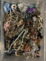 Approximately 10kg of costume jewellery.