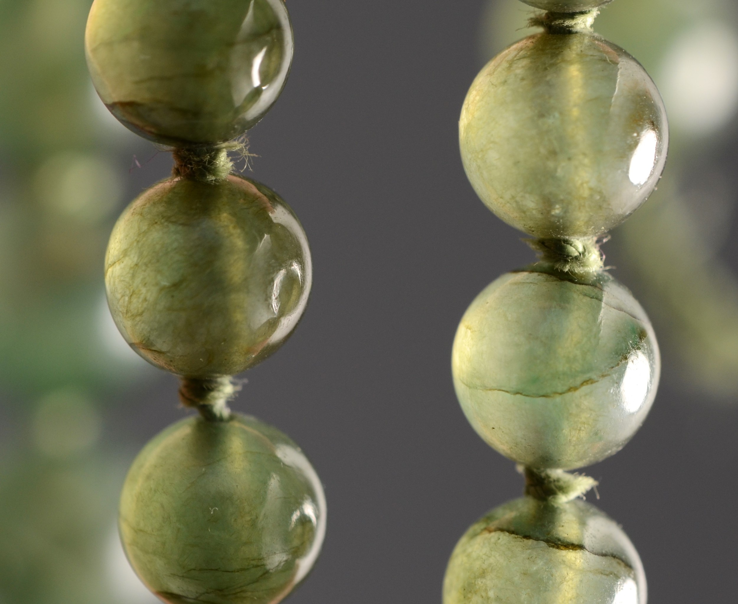 A gold clasped green hard stone graduating beaded necklace, 79cm. - Image 4 of 4