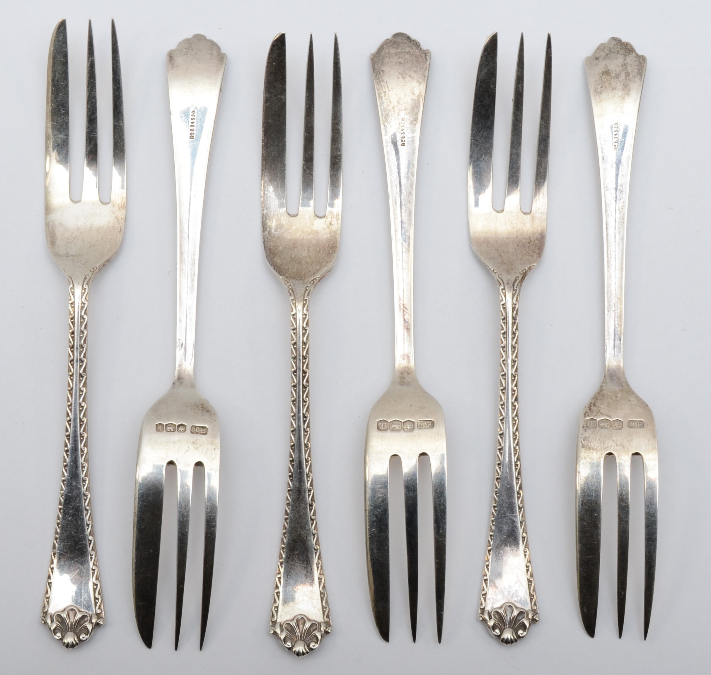 A set of six silver pastry forks, by Lee & Wigfull, Sheffield 1952, Rd 634520, 105gm.