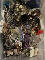 Approximately 10kg of costume jewellery.