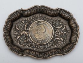 A cast silver dish inset with a replica coin of peter I, Russia, 10.5 x 8cm.