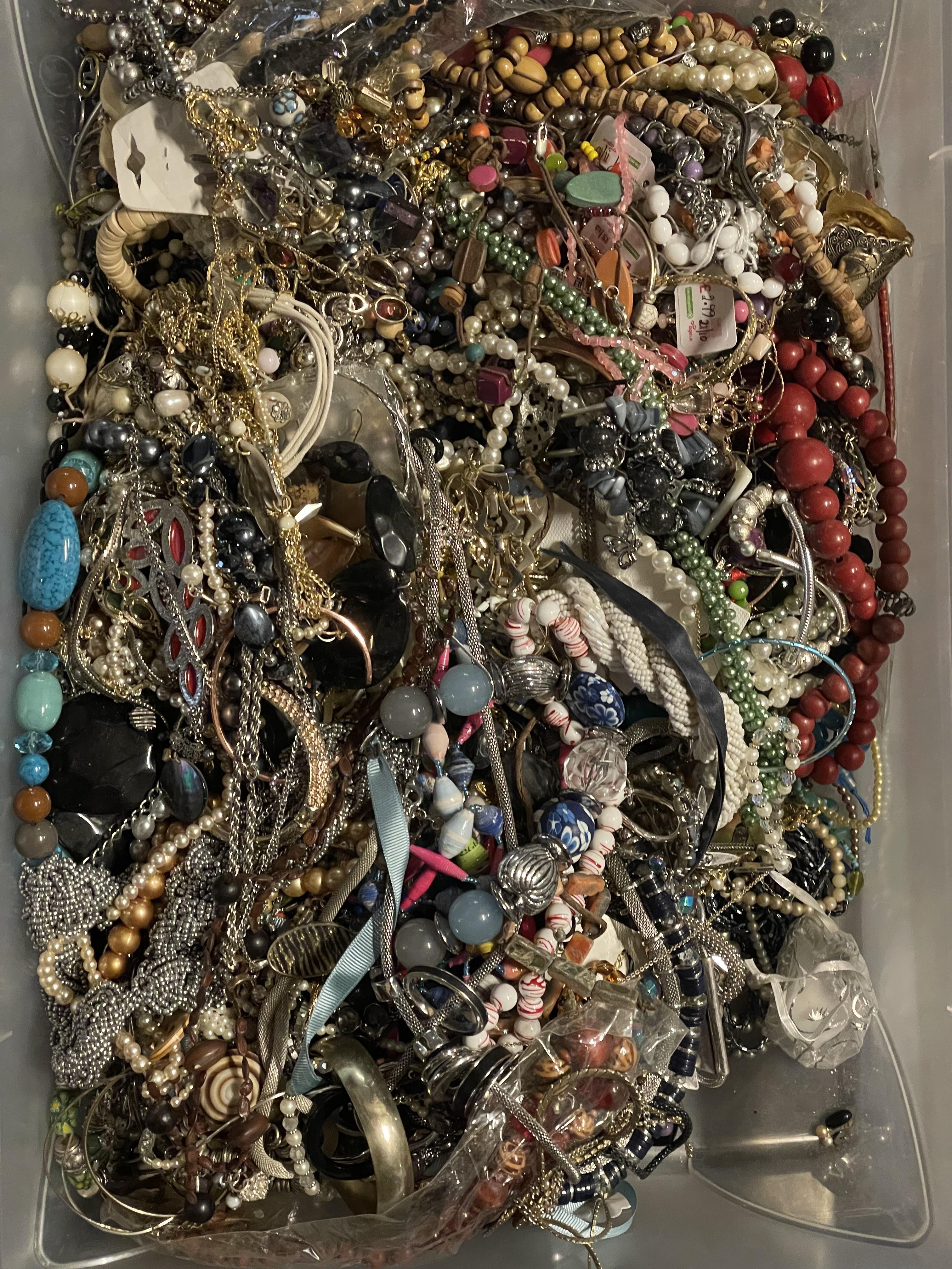 Approximately 10kg of costume jewellery.