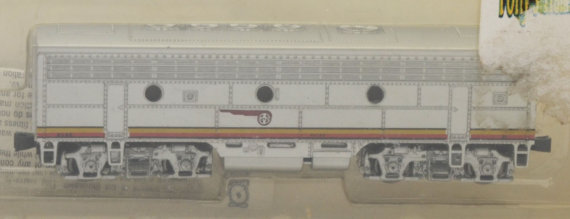 A Bachmann 'Spectrum' N gauge model locomotive & carriage set 'Santa Fe War Bonnet', cased and - Image 3 of 3