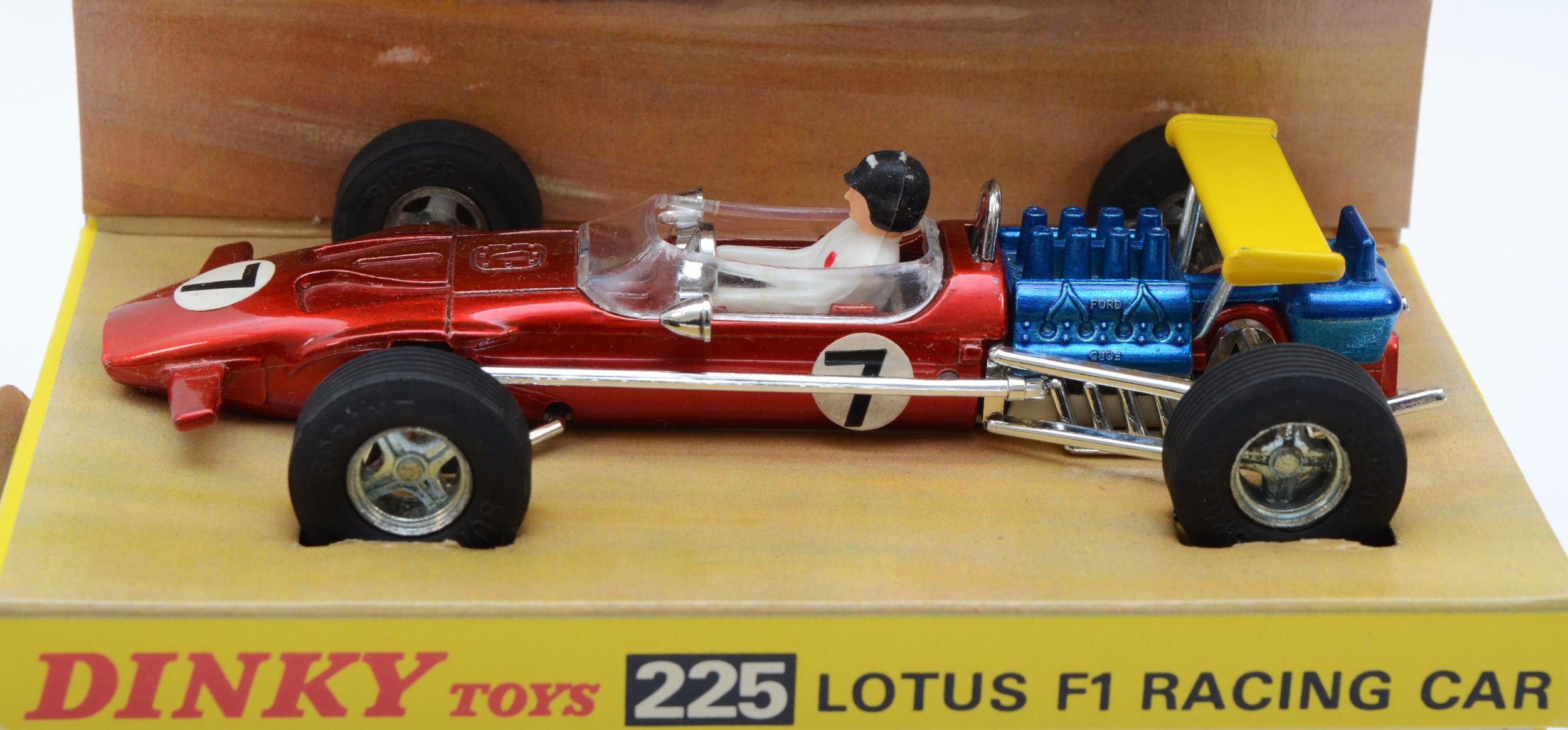 Dinky Toys - A boxed Dinky 225 Lotus F1 racing car, complete with original card display stand. - Bild 3 aus 3