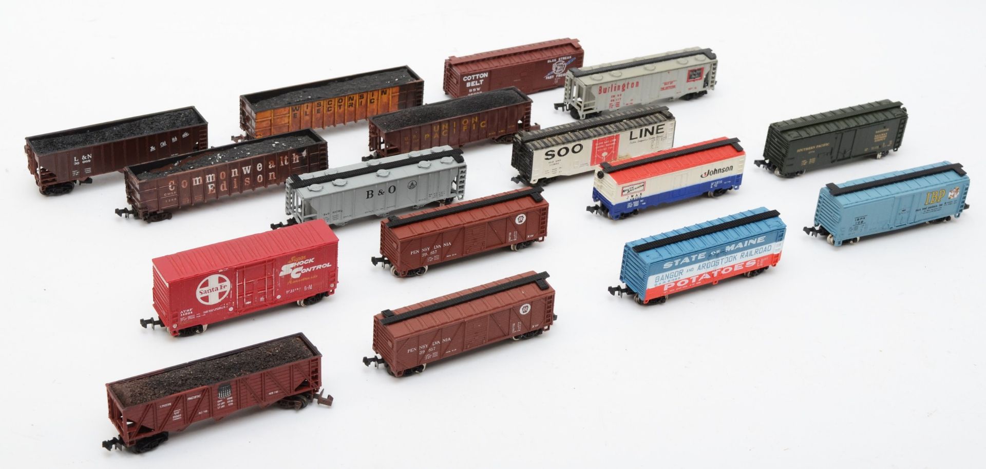 N Gauge Model Railway group comprising of sixteen loose goods wagons and rolling stock. (16)