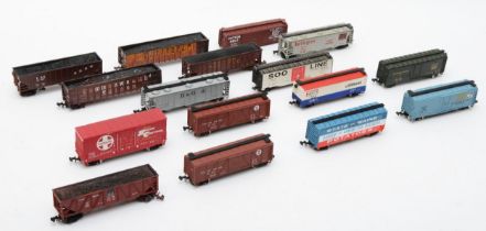 N Gauge Model Railway group comprising of sixteen loose goods wagons and rolling stock. (16)