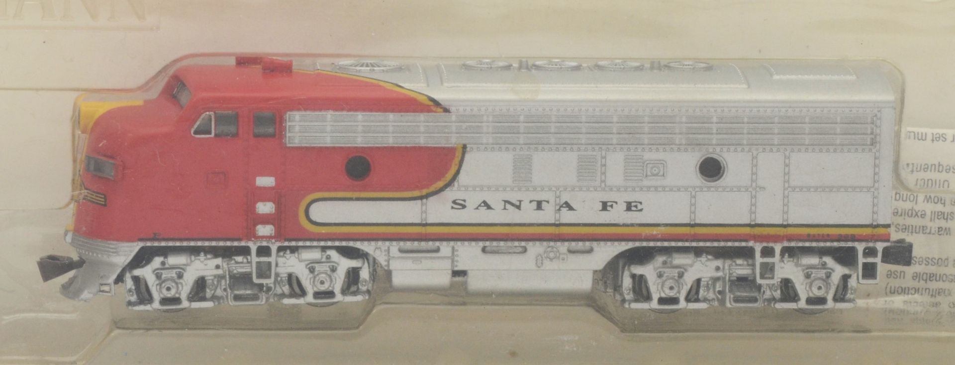 A Bachmann 'Spectrum' N gauge model locomotive & carriage set 'Santa Fe War Bonnet', cased and - Image 2 of 3