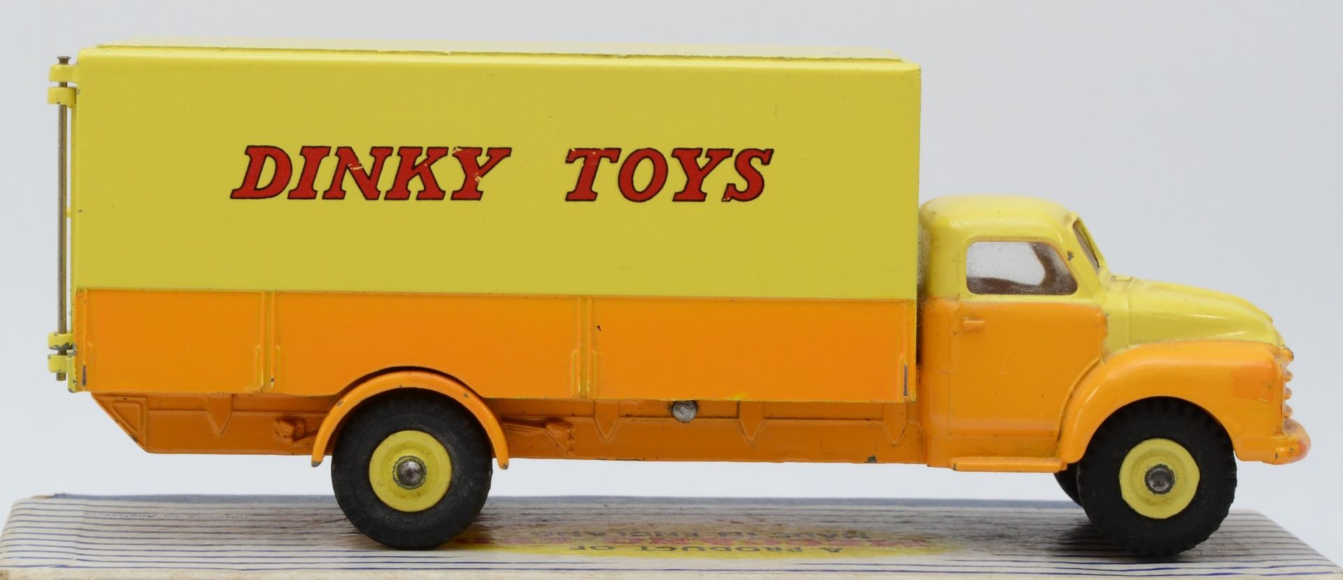 Dinky Toys - A boxed Dinky Supertoy 930 Bedford Pallet Jekta Van, complete with three orange pallets - Image 3 of 4