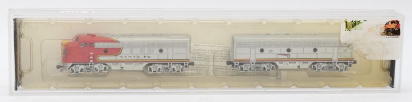 A Bachmann 'Spectrum' N gauge model locomotive & carriage set 'Santa Fe War Bonnet', cased and