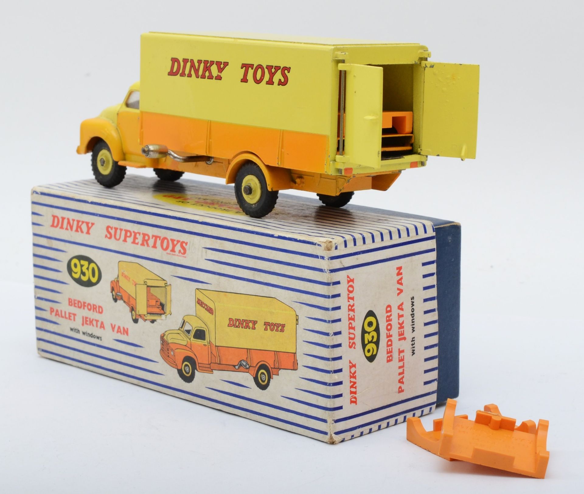 Dinky Toys - A boxed Dinky Supertoy 930 Bedford Pallet Jekta Van, complete with three orange pallets - Image 4 of 4