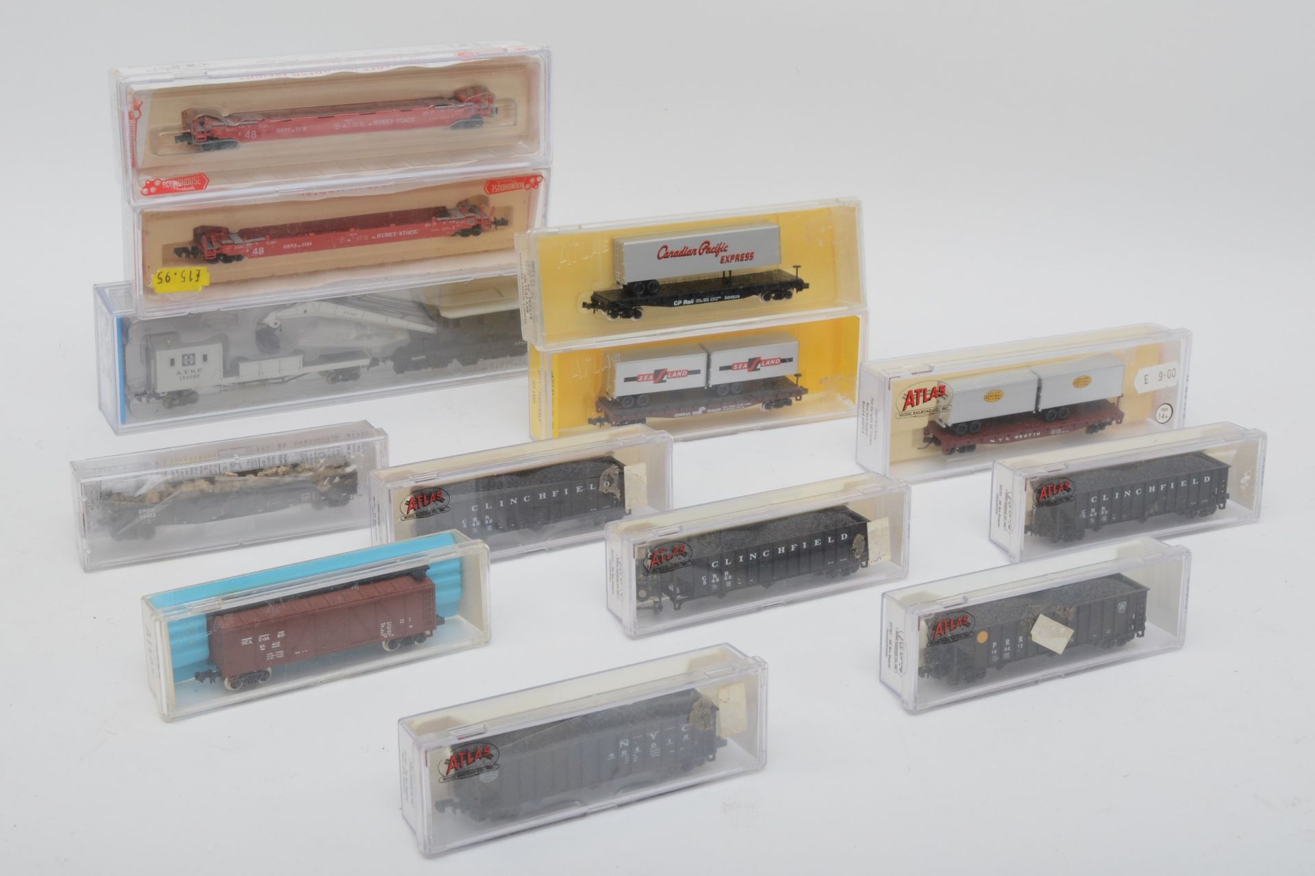 N Gauge Model Railway group comprising of freight wagons and rolling stock, makers to include