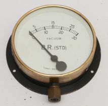 Brass cased vacuum pressure gauge - marked "BR (STD)" on face.