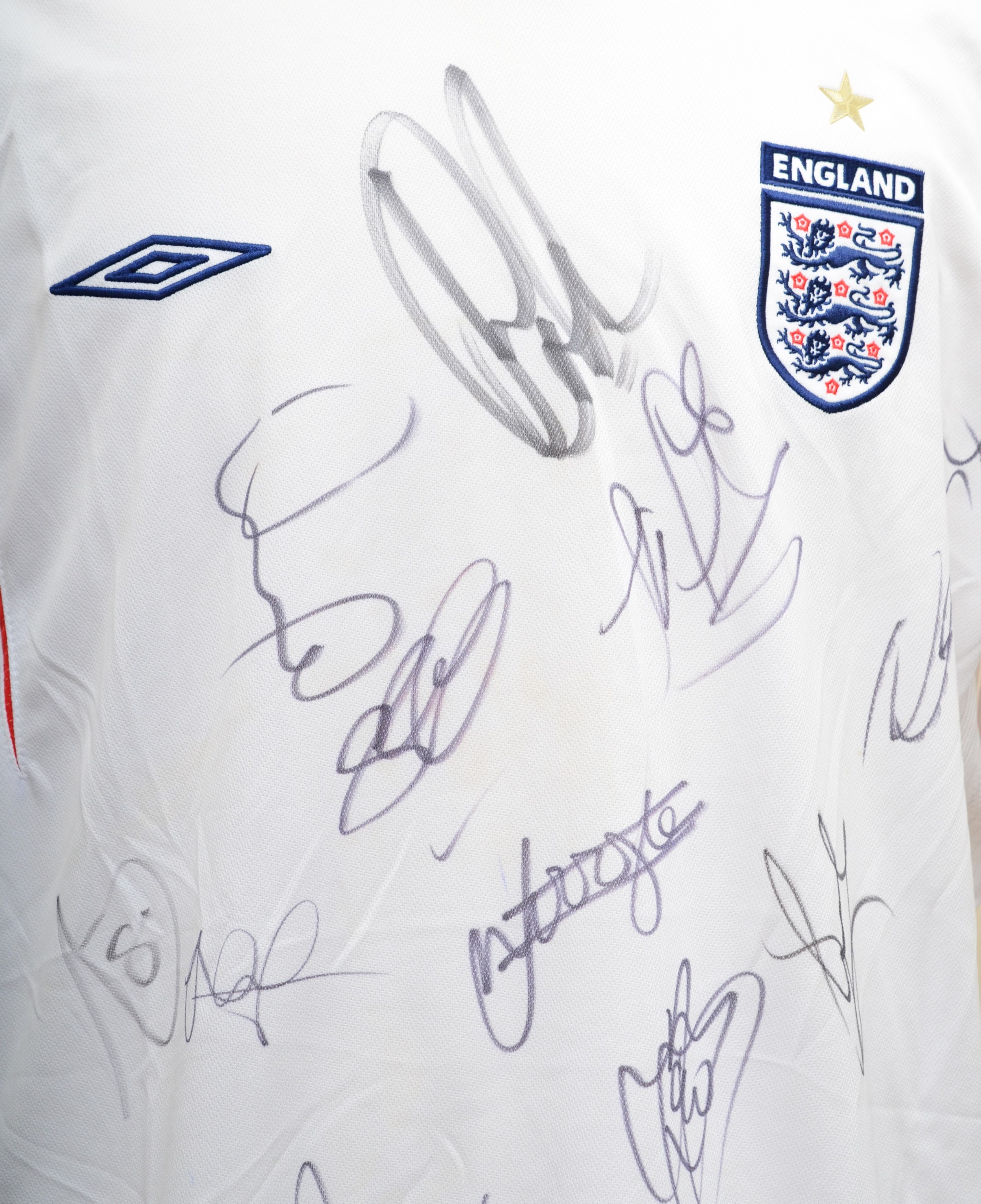 Signed England shirt 2006 XXL Includes; Steven Gerrard Frank Lampard John Terry Rio Ferdinand - Image 4 of 5