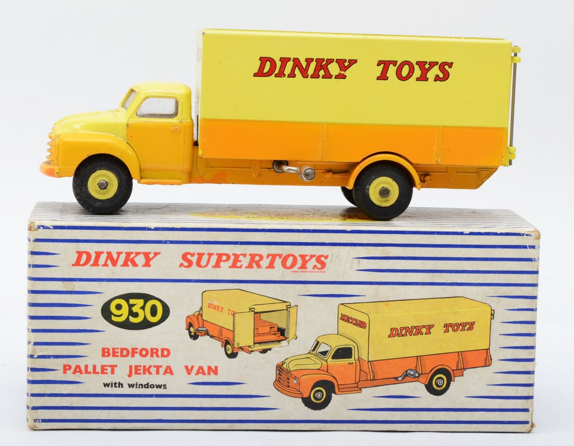 Dinky Toys - A boxed Dinky Supertoy 930 Bedford Pallet Jekta Van, complete with three orange pallets - Image 2 of 4