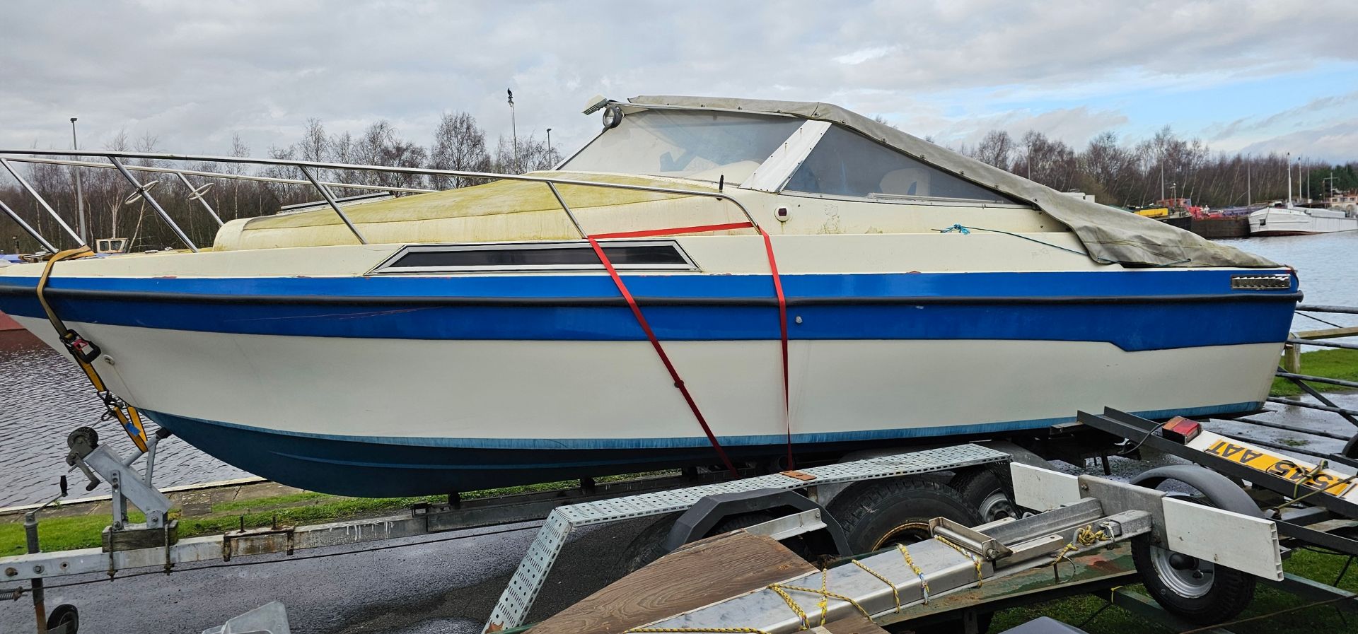 21 foot power boat, project, with jet drive engine, V berth cabin with sink and separate heads, - Image 2 of 19