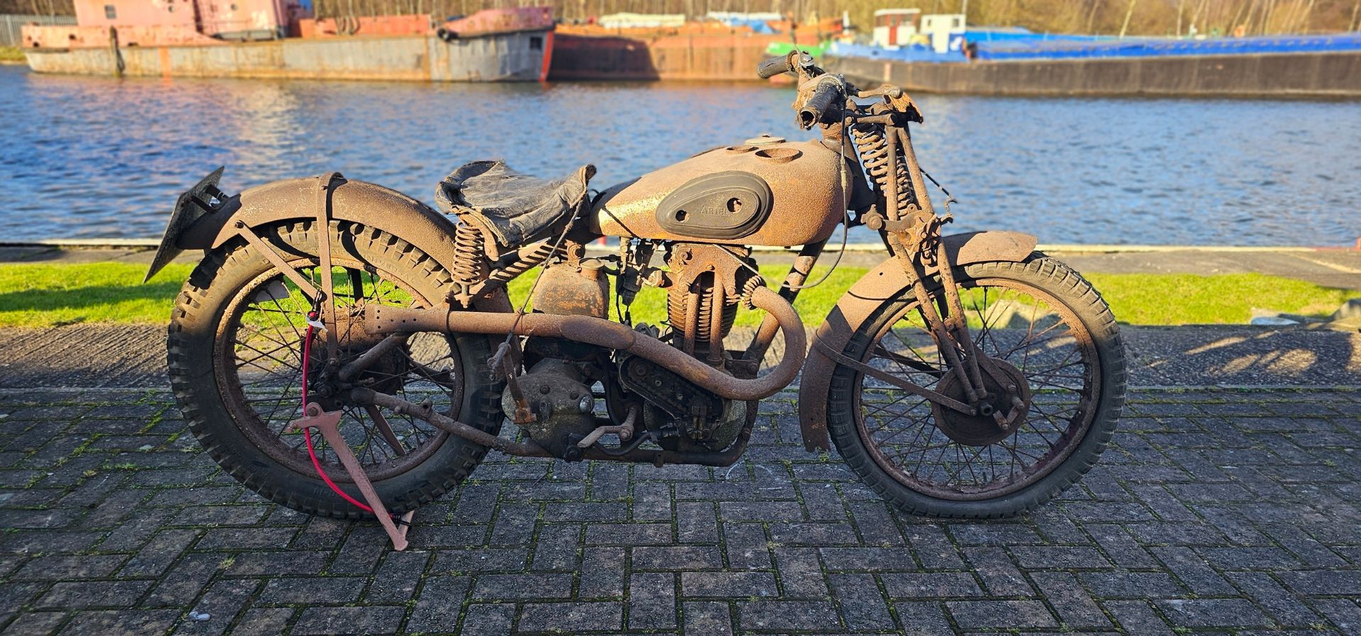 1932 Ariel VH 32, Red Hunter project, 350cc. Registration number TS 9810 (non transferrable).
