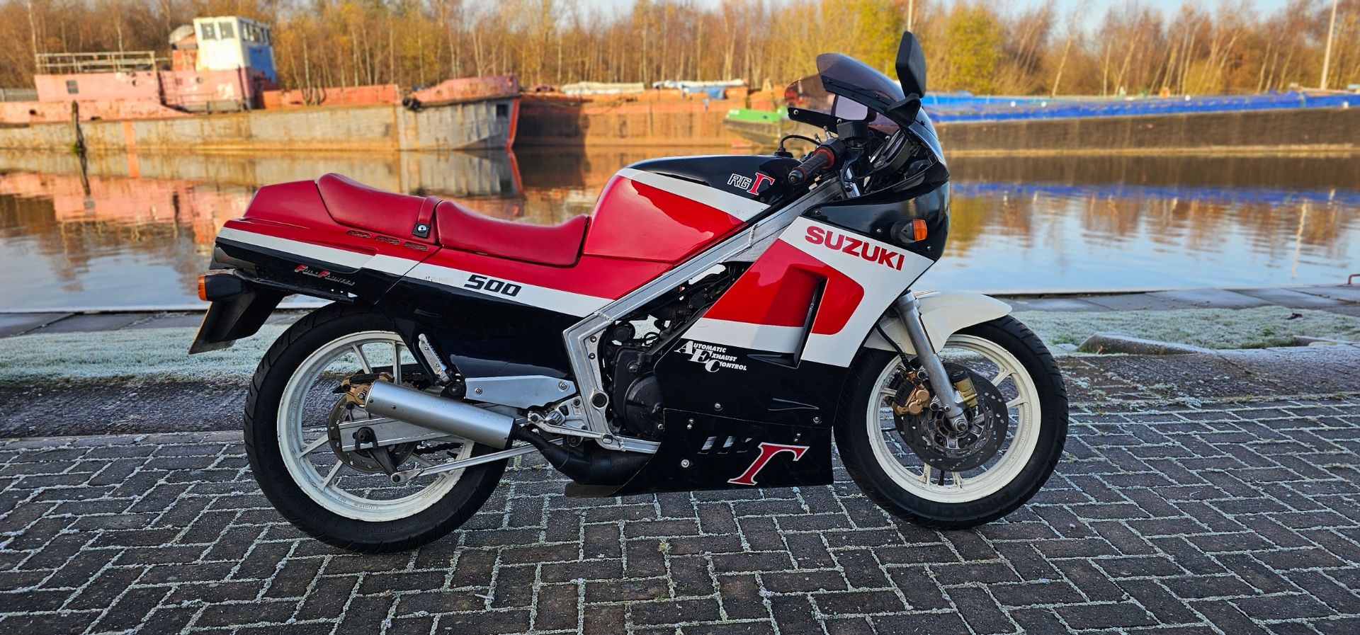 1988 Suzuki RG 500, 498cc. Registration number E125 JLB. Frame number HM31A 106307. Engine number