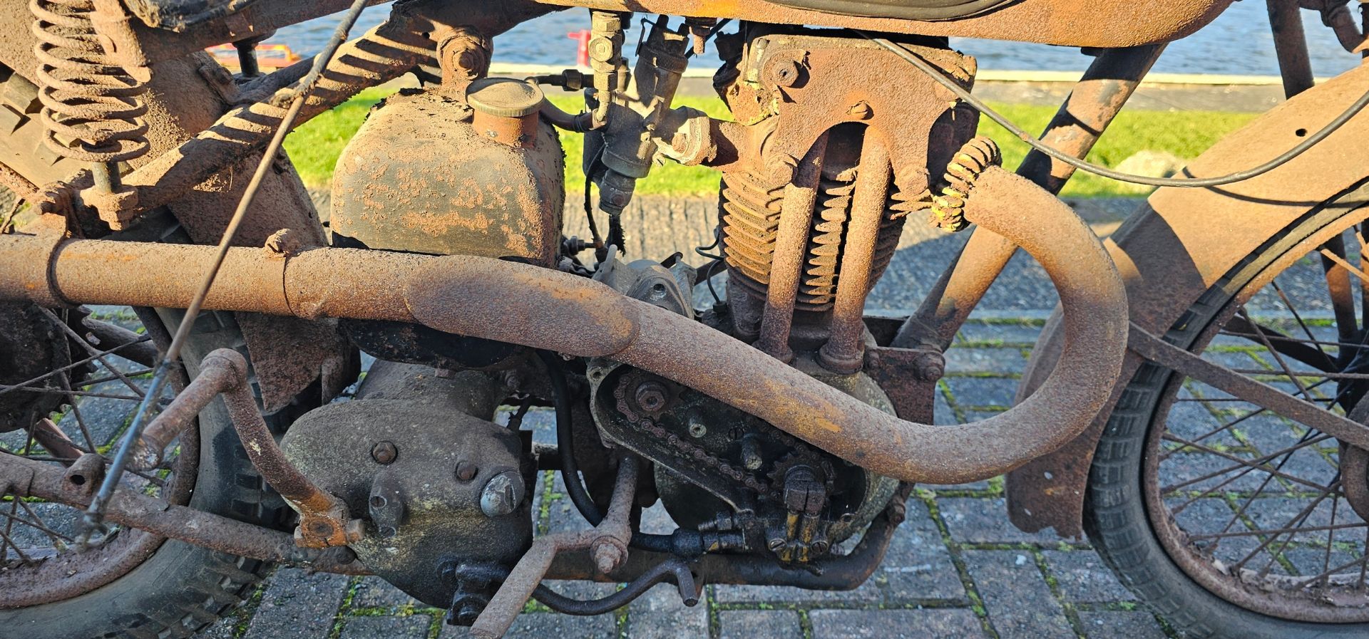 1932 Ariel VH 32, Red Hunter project, 350cc. Registration number TS 9810 (non transferrable). - Image 6 of 15