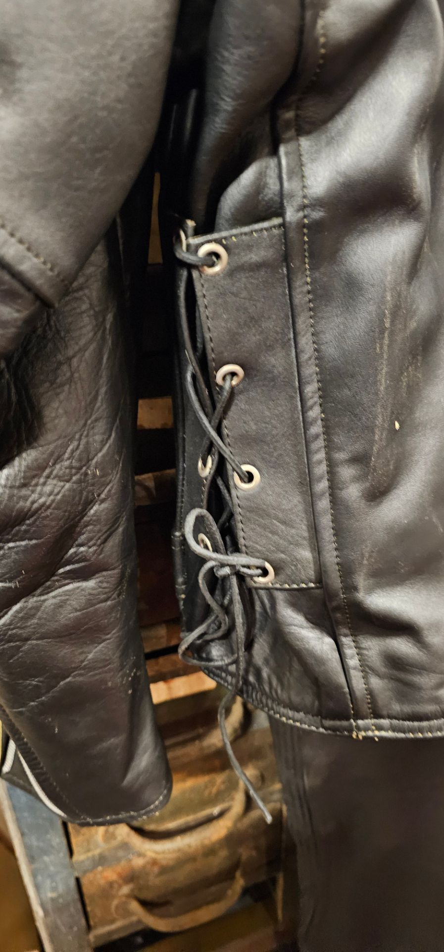Echtes Leder, a Gallanto leather jacket with motif on the back, size XL and a pair of JTS leather - Image 5 of 7