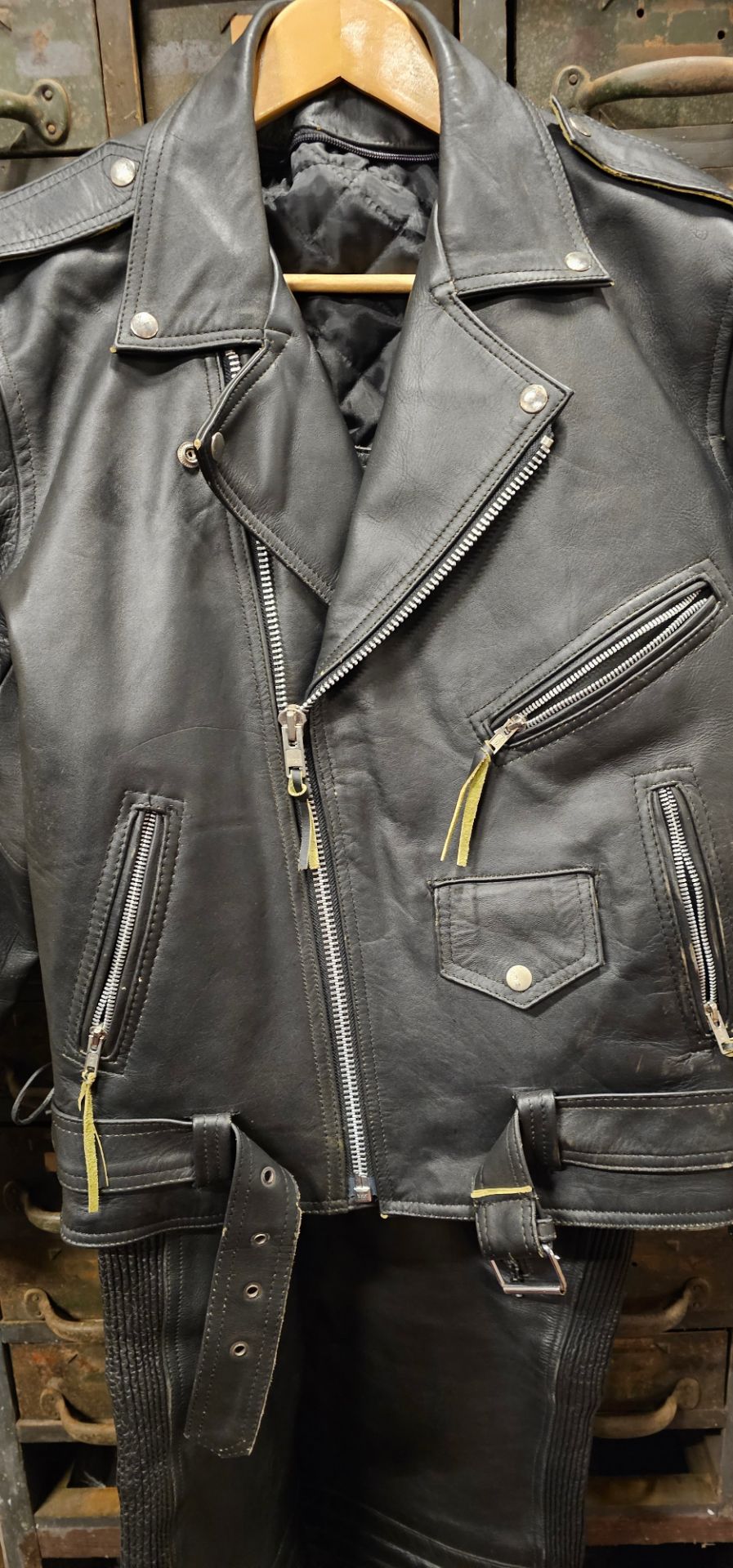 Echtes Leder, a Gallanto leather jacket with motif on the back, size XL and a pair of JTS leather - Image 3 of 7