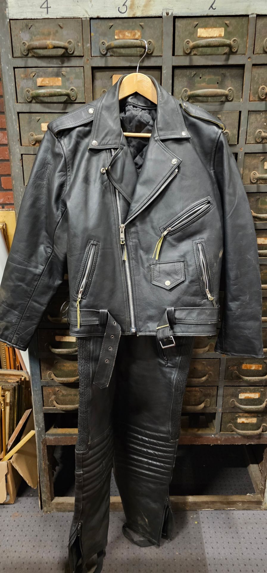 Echtes Leder, a Gallanto leather jacket with motif on the back, size XL and a pair of JTS leather