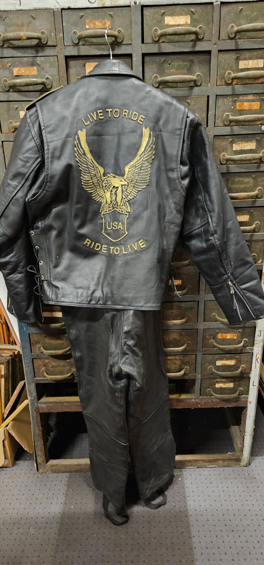 Echtes Leder, a Gallanto leather jacket with motif on the back, size XL and a pair of JTS leather - Image 2 of 7