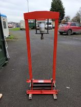 A Sealey YK15 15 ton hydraulic press, with DF600 vice mounted metal folder.