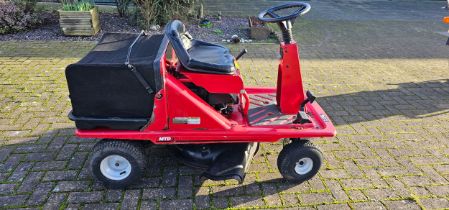 A MTD Pinto petrol ride on lawn mower, with a 61cm turning circle, a 7Hp motor with a recoil