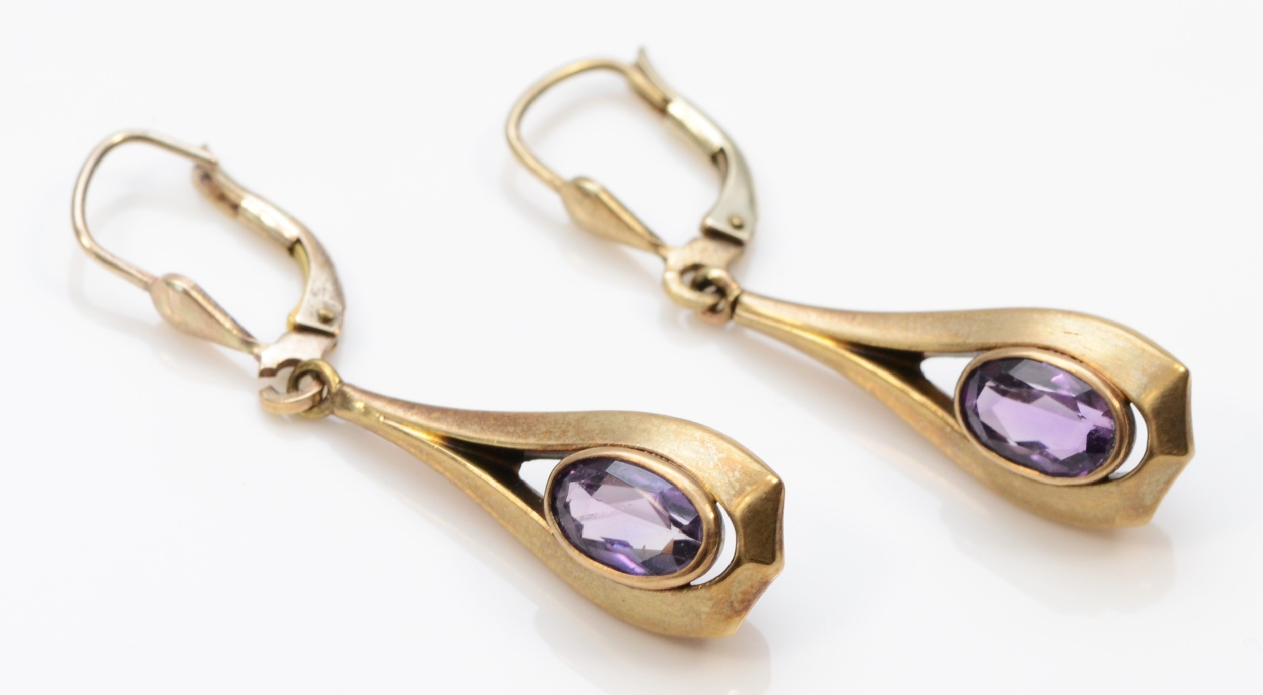 A pair of 375 gold amethyst drop earrings, 37mm, 2.5gm. - Bild 2 aus 2