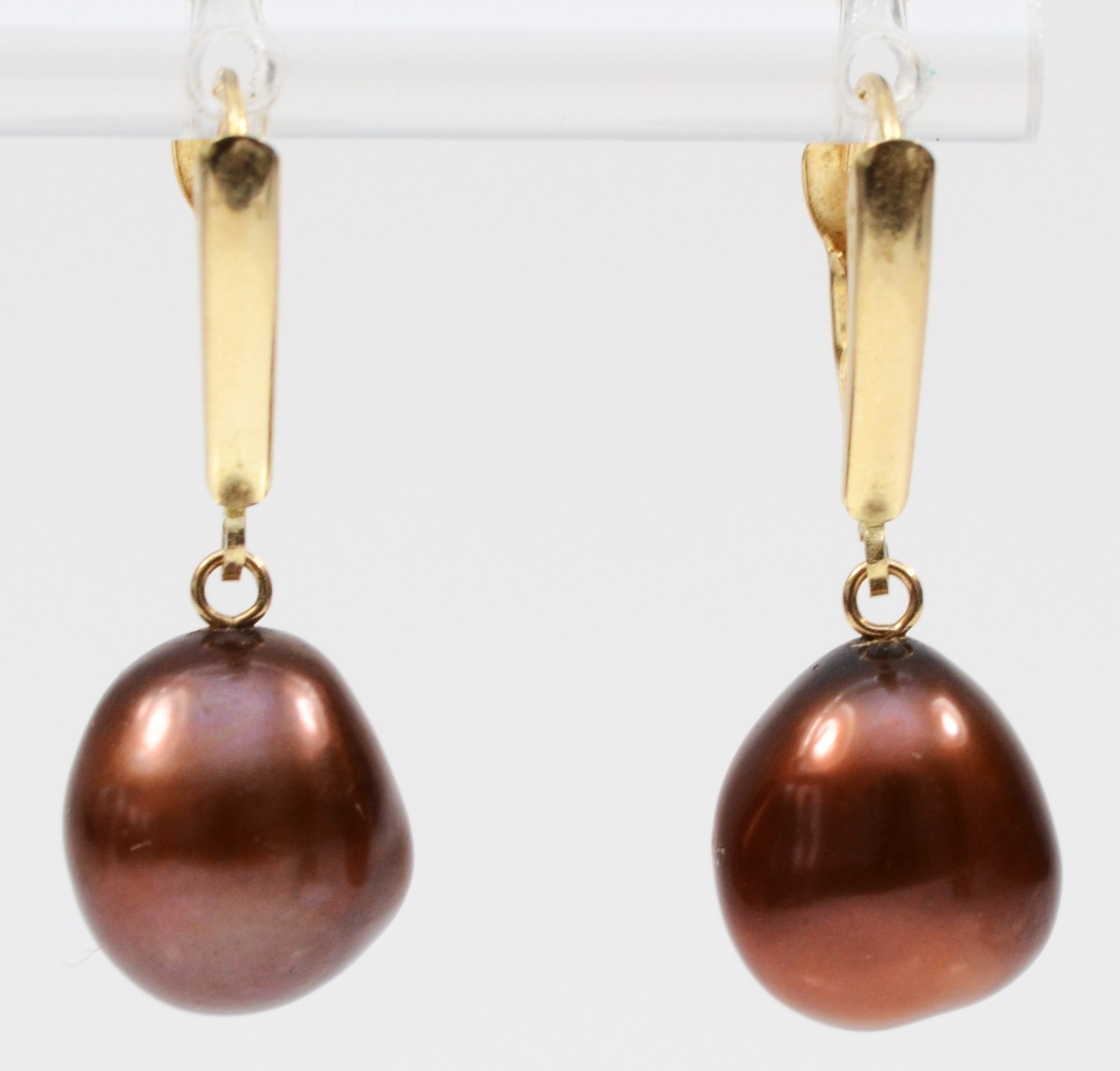 A pair of 14k gold baroque pearl drop earrings, 28mm, 4.3gm.