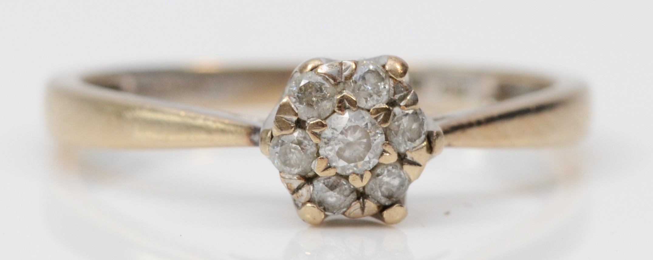 A 9ct white gold brilliant cut diamond cluster ring, P, 1.9gm.