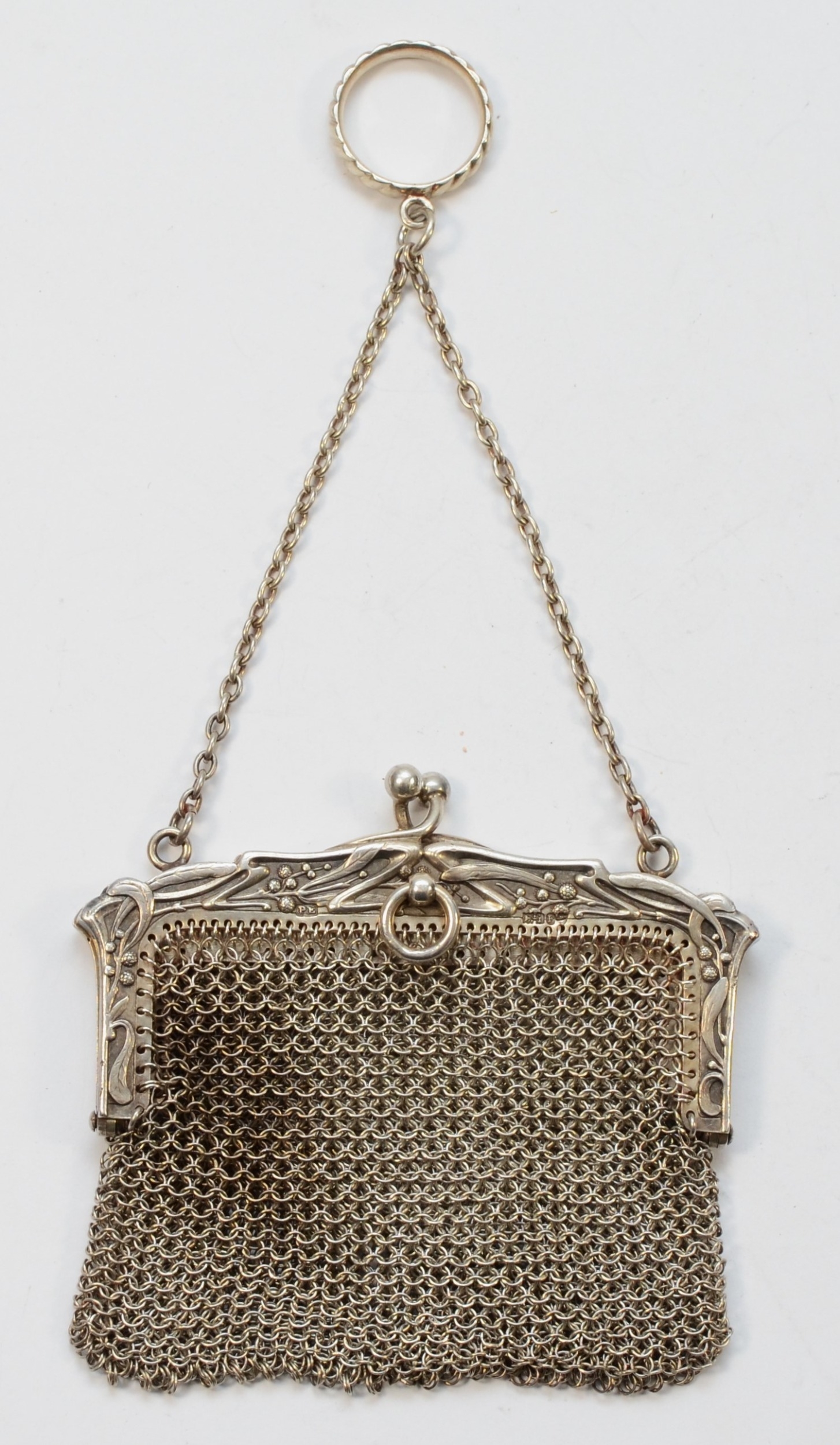 An Art Nouveau silver chain mail coin purse, Paul Ettlinger, London import 1904, 8 x 8.5cm, 71gm.