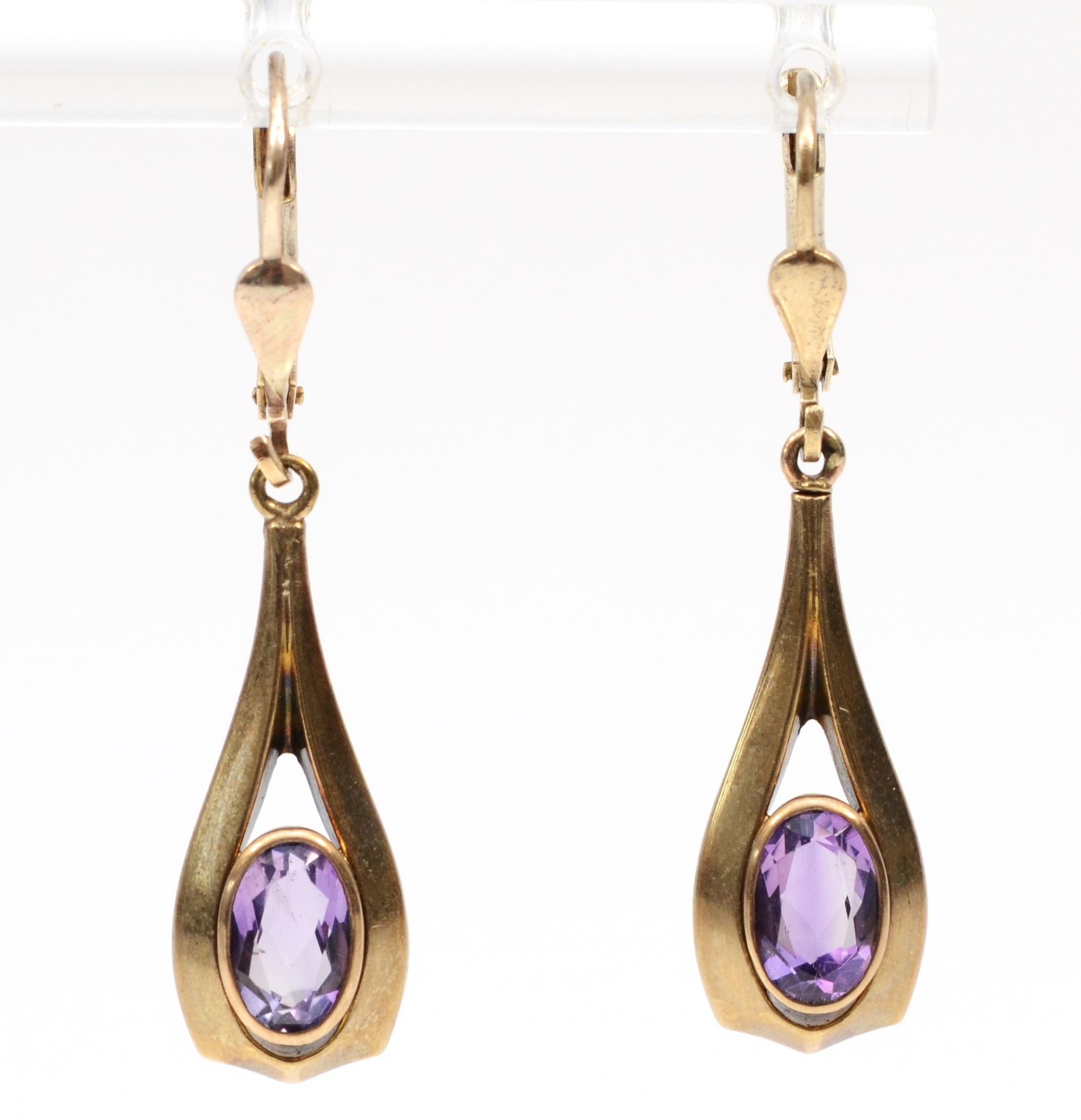 A pair of 375 gold amethyst drop earrings, 37mm, 2.5gm.