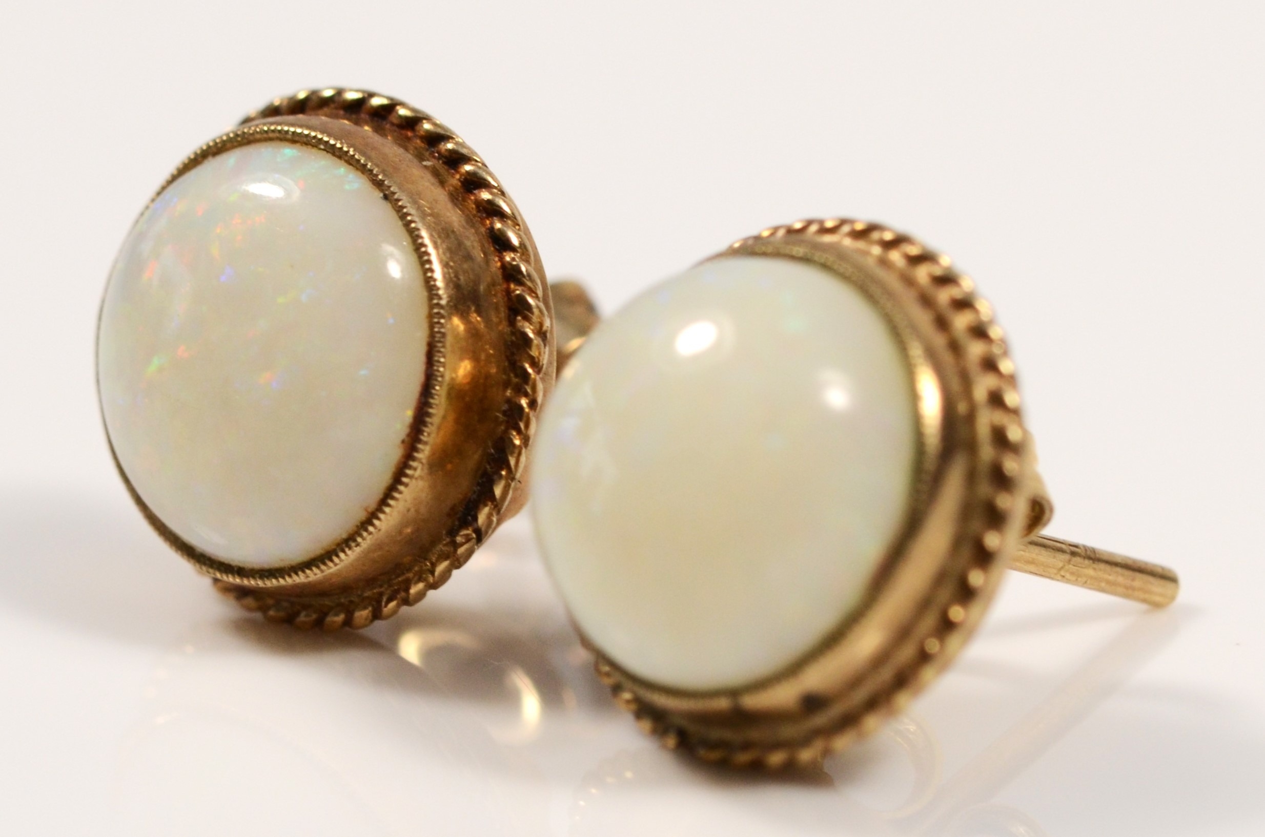A pair of 9ct gold opal stud earrings, flashes of red, green and blue, 12mm, 3.9gm. - Bild 2 aus 3