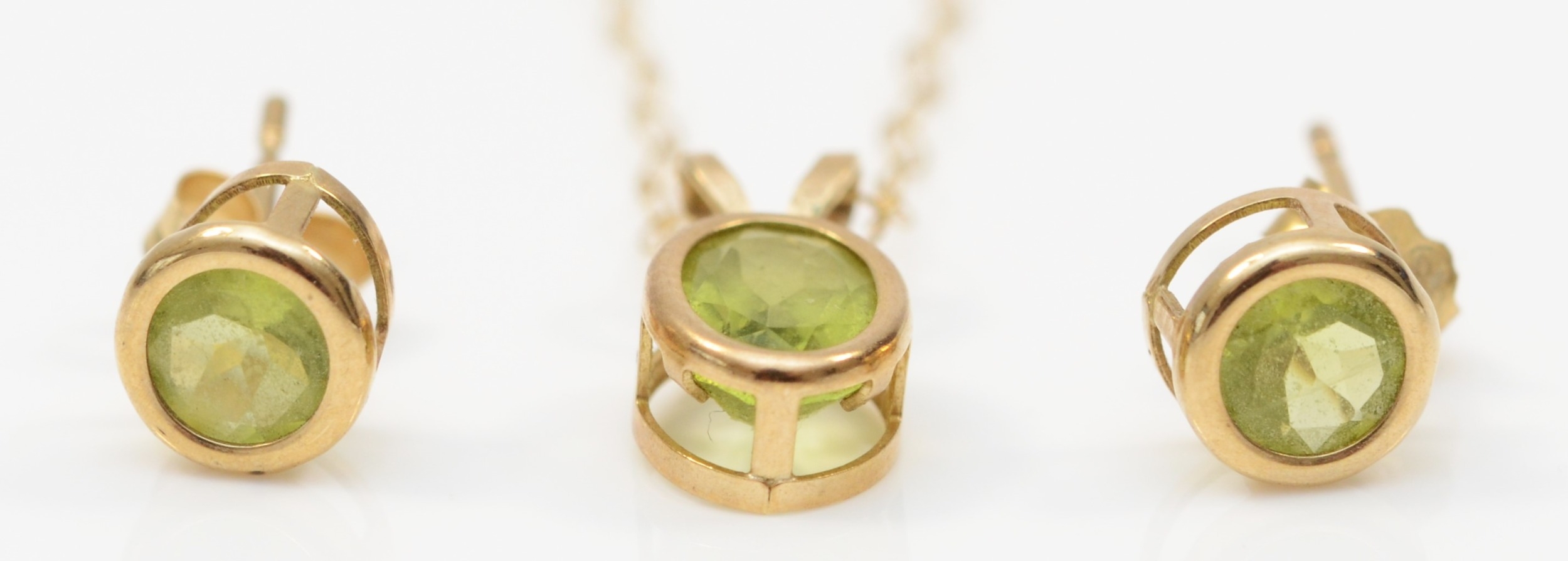 A 9k gold peridot pendant, on a 375 gold chain, 12mm, together with a pair of unmarked gold - Bild 2 aus 3